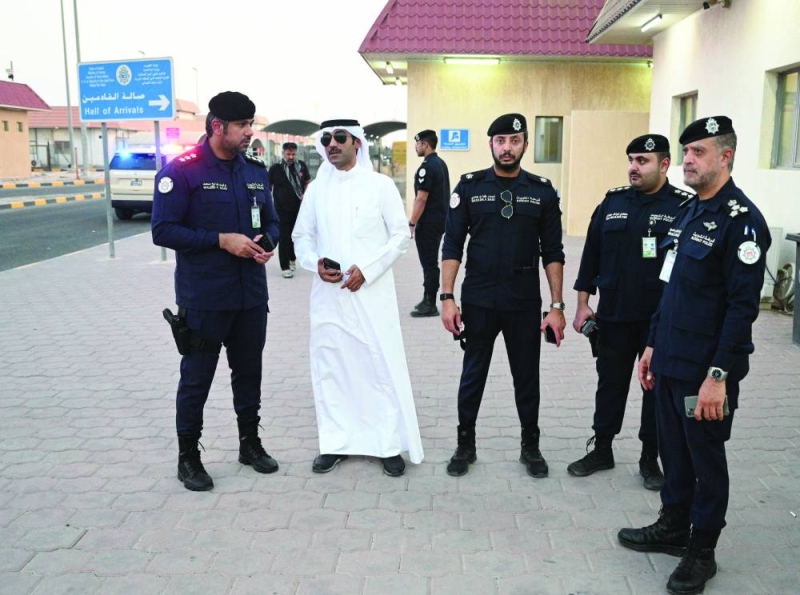 العميد إبراهيم الخليل والعقيد وليد العازمي وبعض المسؤولين مع الزميل نايف كريم خلال الجولة