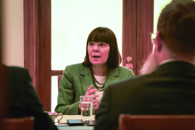 السفير الأميركية متحدثة مع ممثلي وسائل الإعلام المحلية