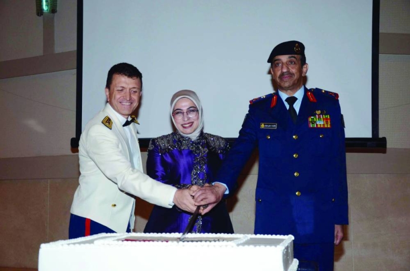 الدرج وسونمز خلال قطع الحلوى أثناء الاحتفال