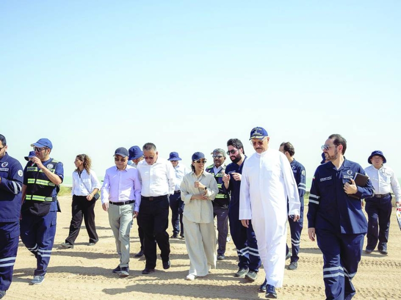 


الوزيرة والوفد الصيني أثناء الجولة التفقدية 