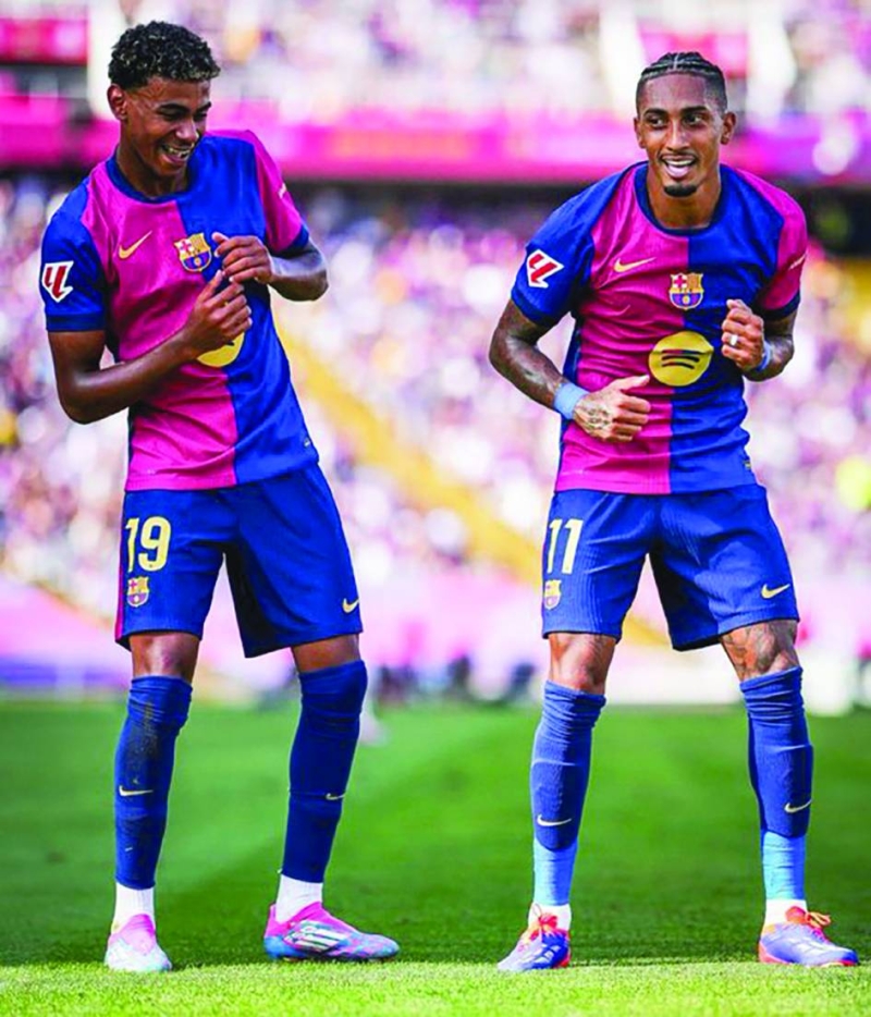 


رافينيا محتفلاً بهدفه الثالث مع لامين يامال 