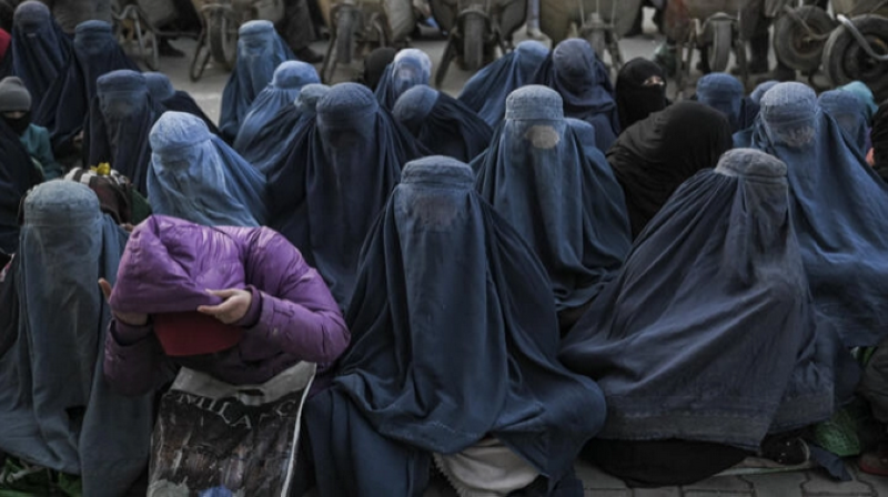 أفغانيات ينتظرن توزيع حصص مجانية من الخبز في كابول (أ ف ب - أرشيفية)