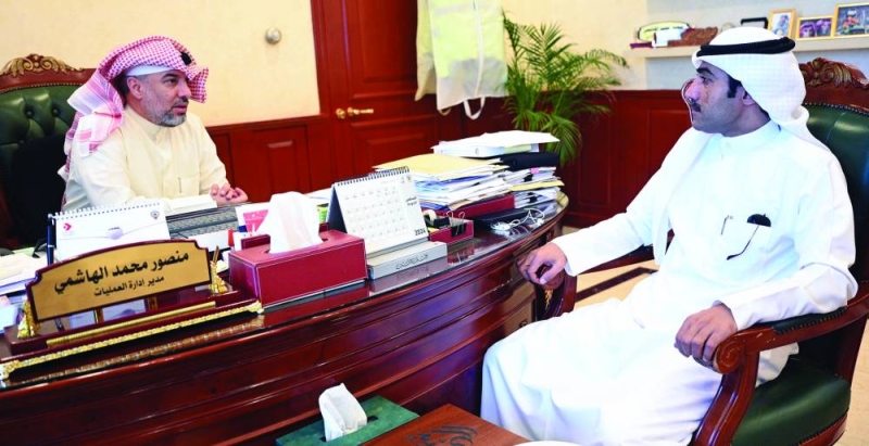 الهاشمي متحدثاً إلى الزميل نايف كريم