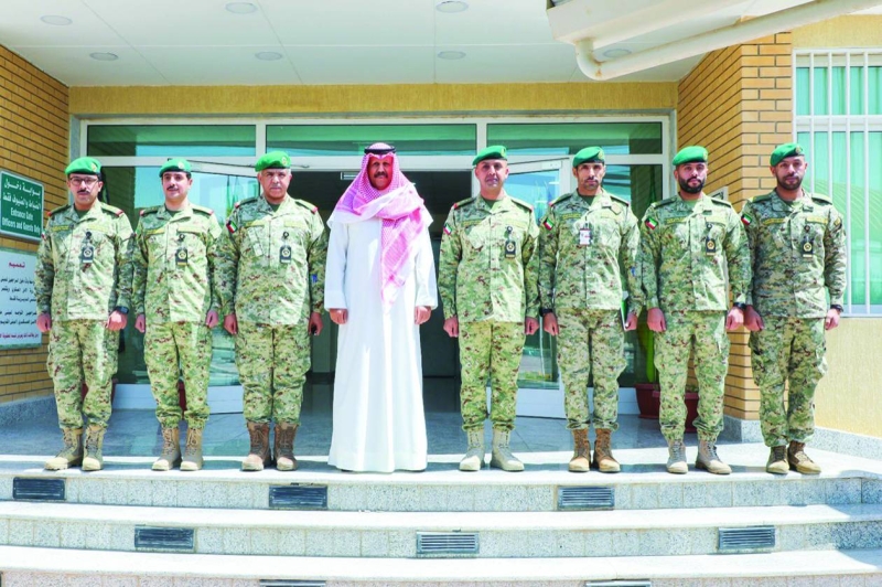 


فيصل النواف متوسطاً عدداً من قيادات الأمن العسكري 