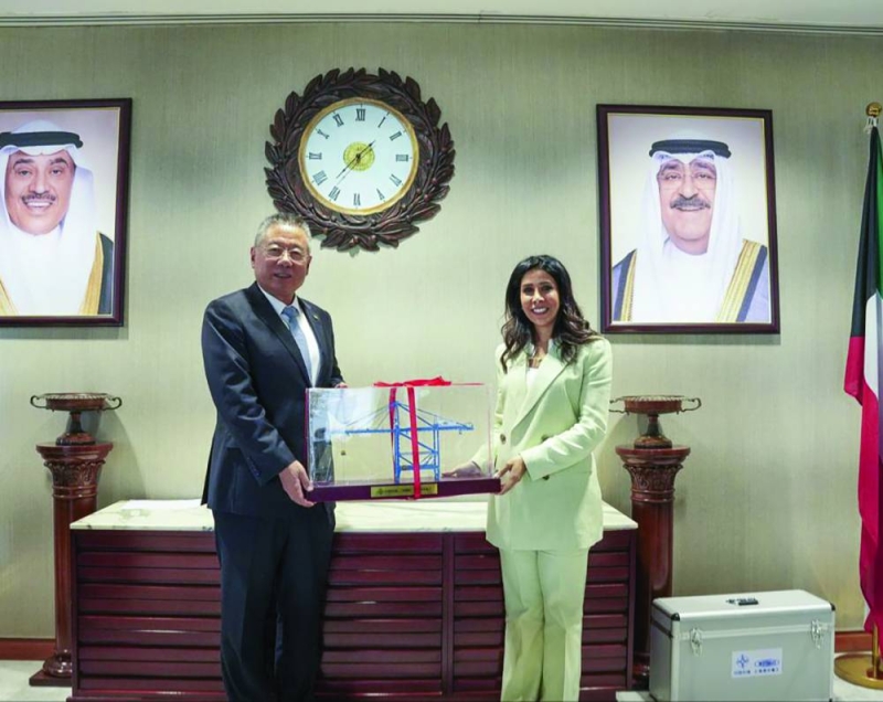 


هدية تذكارية من المشعان لرئيس الوفد الصيني 