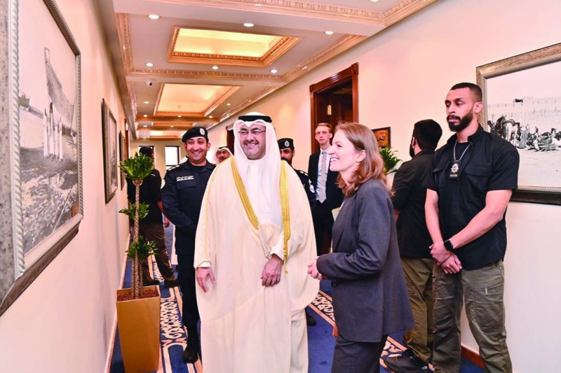 


المحافظ خلال استقباله السفيرة البريطانية 