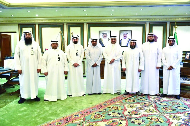 


محافظ العاصمة متوسطاً وفد هيئة الغذاء والتغذية 