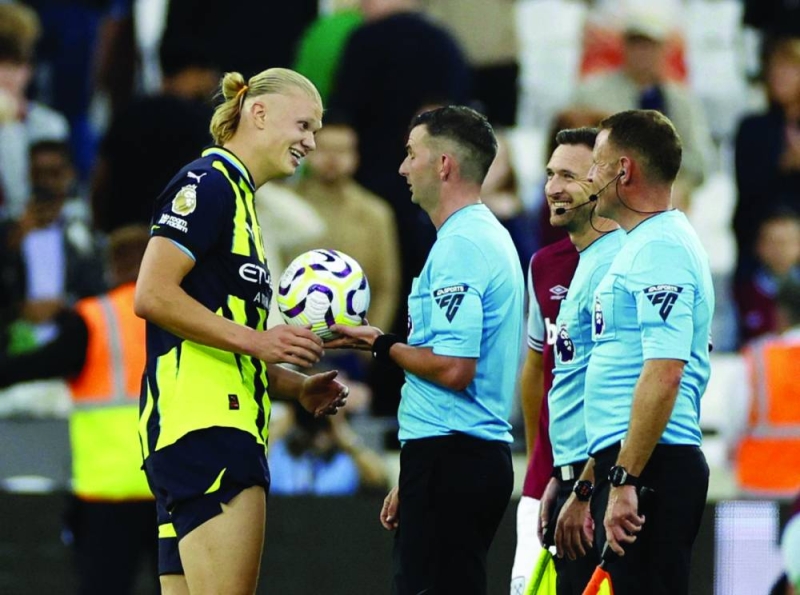 إرلينغ هالاند متسلماً كرة الـ «هاتريك»