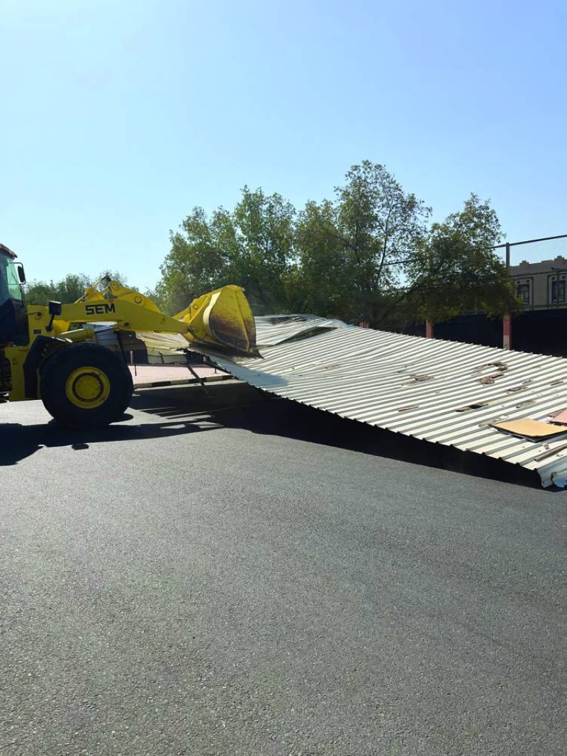 


جرافات البلدية تزيل المظلات المخالفة 