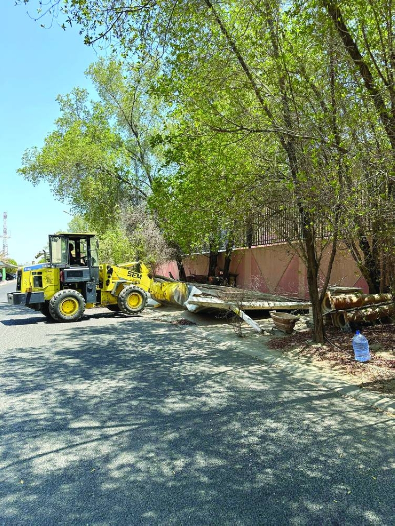 


إزالة المظلات من الأسوار 