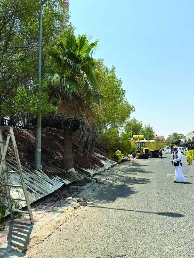 


مفتشو البلدية يتابعون أعمال الإزالة 