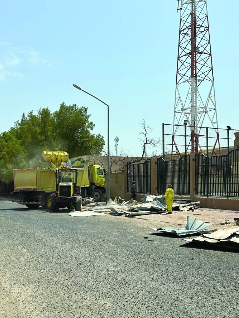 


جانب من عملية الإزالة 