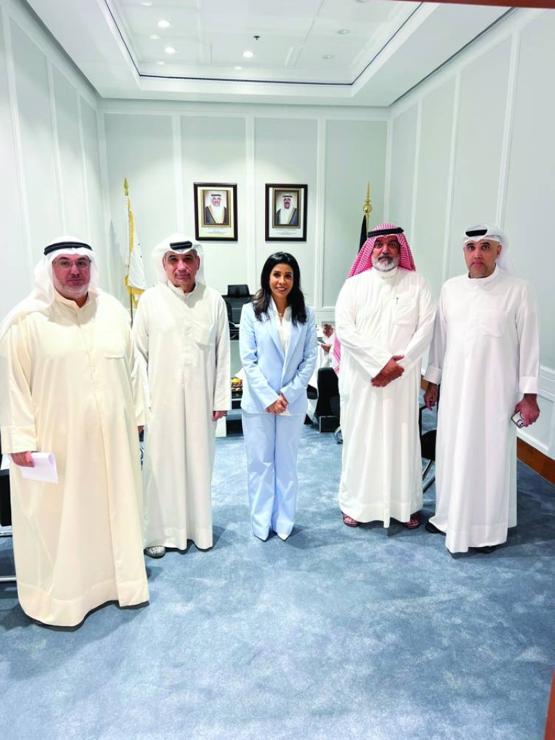 


المشعان خلال استقبالها أعضاء لجنة جنوب عبدالله المبارك 