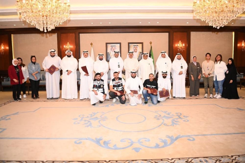 محافظ حولي متوسطا مفتشي التجارة بعد تكريمهم