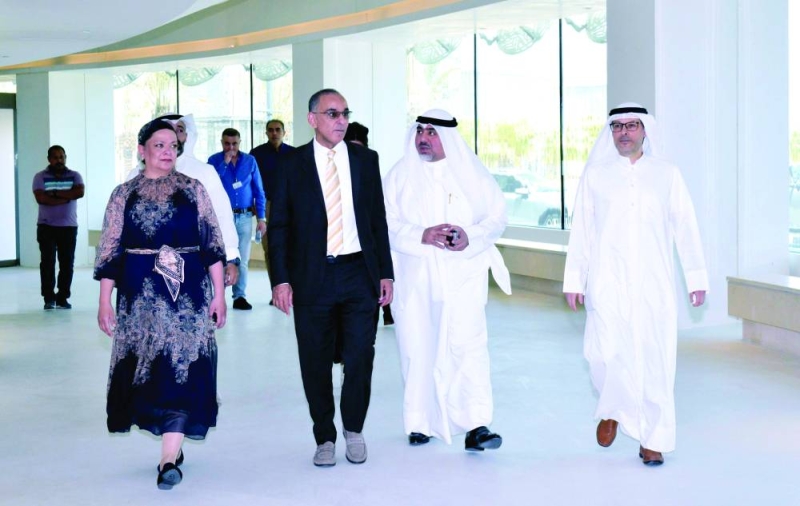 


الجسار وإداريو «الوطني للثقافة» خلال الجولة 