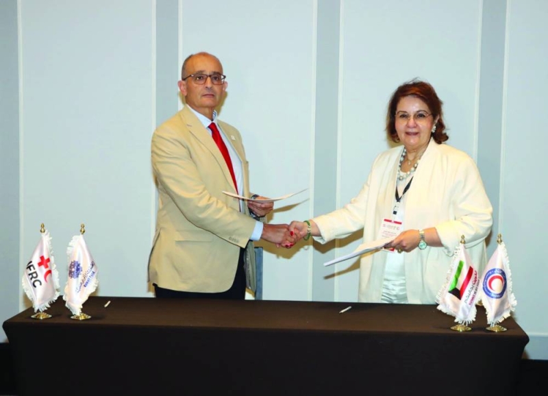 


البرجس والمدير الإقليمي لـ «اتحاد الهلال والصليب الأحمر» عقب توقيع الاتفاقية 