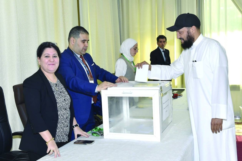 أحد المواطنين يدلي بصوته