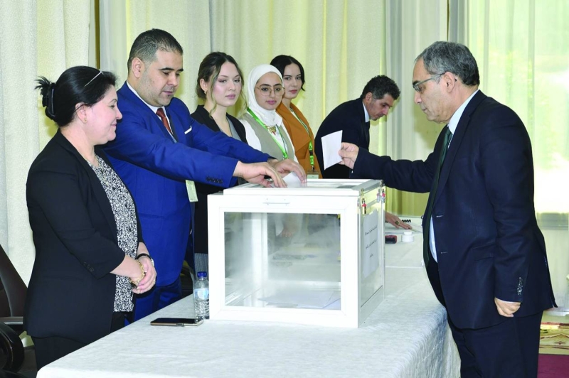 


السفير الجزائري يدلي بصوته 