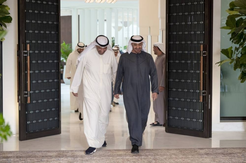 الشيخ محمد بن زايد مستقبلاً وزير الخارجية في قصر الشاطئ بأبو ظبي