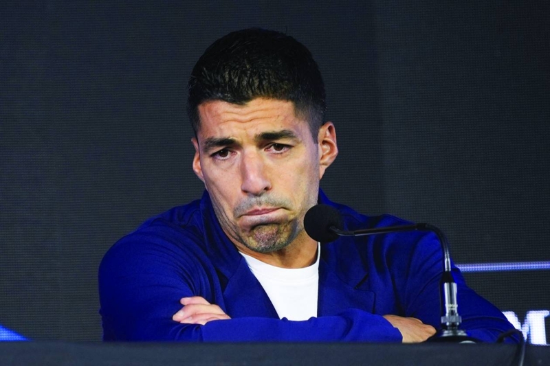 


لويس سواريز متأثراً خلال المؤتمر الصحافي                 	   (رويترز) 