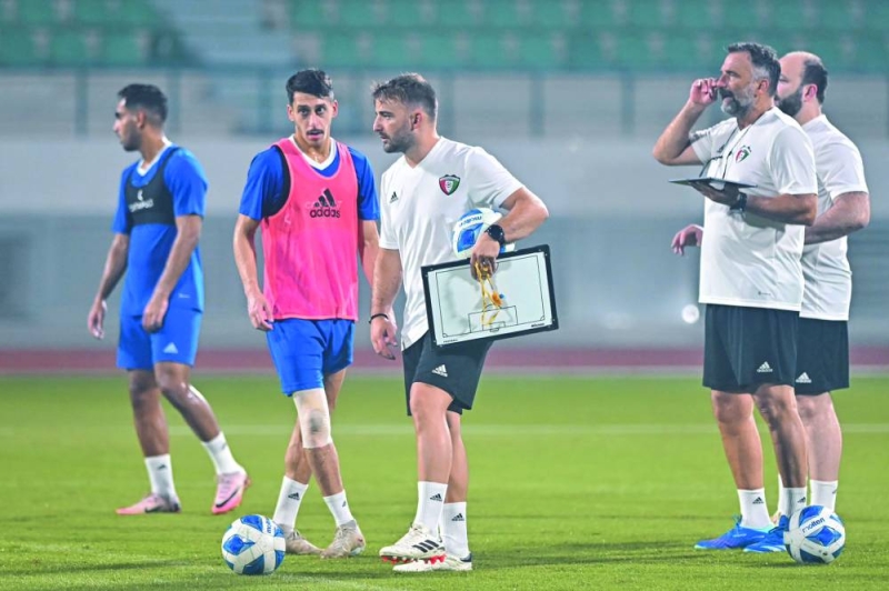 


بيتزي وطاقمه المساعد «يجهزون الخطة» 