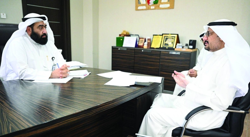 


العنزي متحدثاً إلى الزميل ناصر الفرحان 