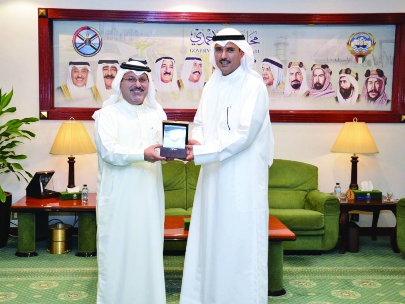 محافظ الأحمدي يقدم درعاً تذكارية إلى سفير البحرين 
