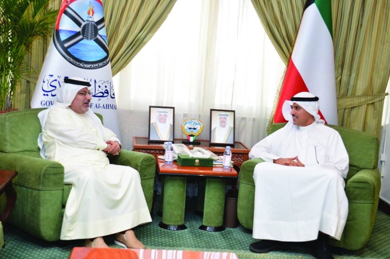 المحافظ مستقبلاً السفير البحريني 
 