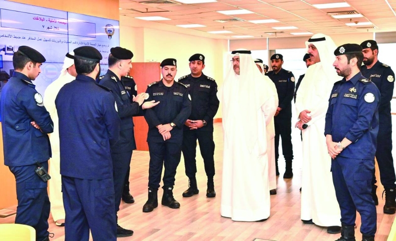 عبدالله العلي يستمع إلى إيجاز من قيادات مديرية أمن الفروانية