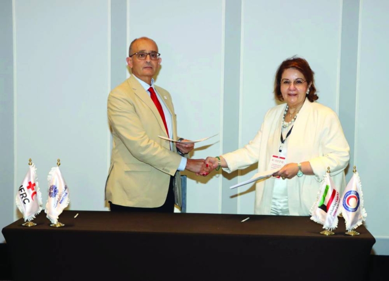 


البرجس والمدير الإقليمي لـ«اتحاد الصليب والهلال الأحمر» 