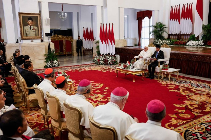 البابا متحدثاً في القصر الرئاسي في جاكرتا أمس (أ ف ب)