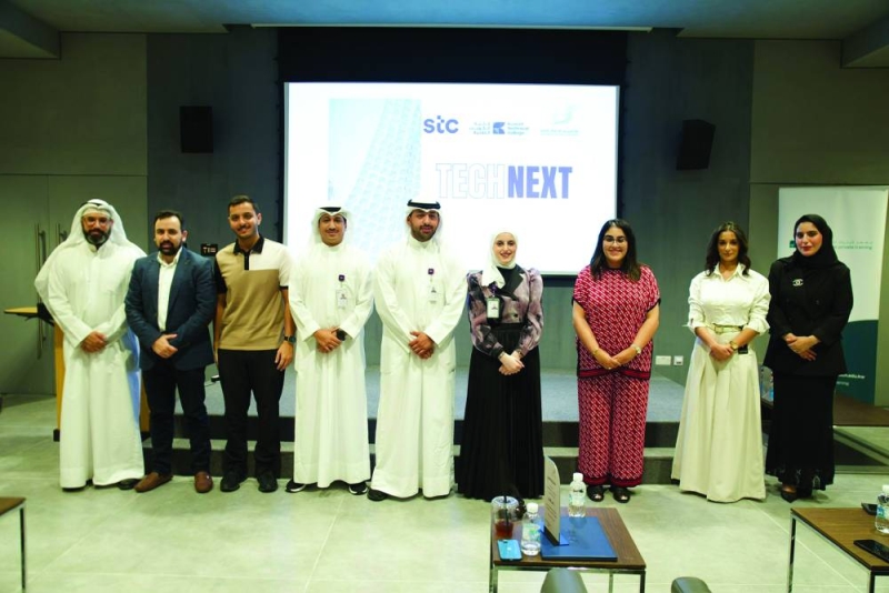 


النجدي والكندري والصانع من «stc» مع المشاركين ومنظمي البرنامج 