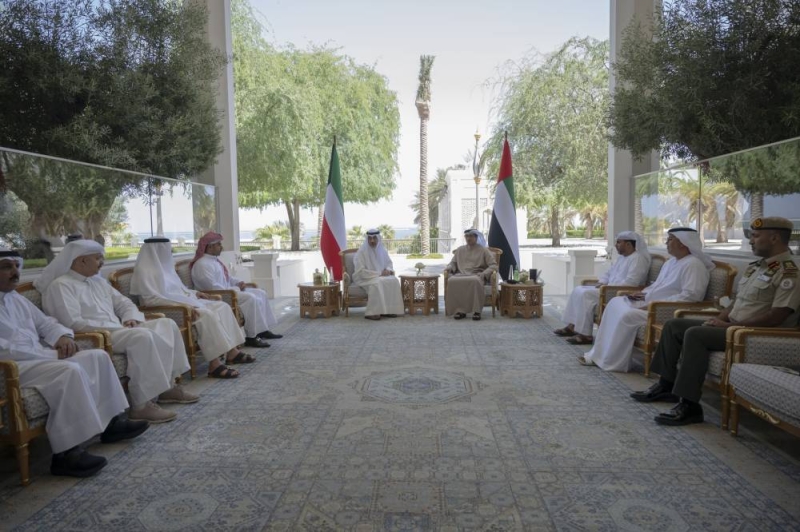 نائب رئيس الإمارات الشيخ منصور بن زايد يبحث مع وزير الدفاع والداخلية الشيخ فهد اليوسف العلاقات الثنائية الأخوية
