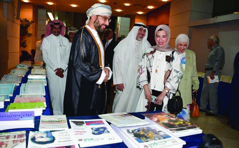 


الزامل والخروصي وعائشة المحمود خلال جولتهم في المعرض  	(تصوير نايف العقلة) 