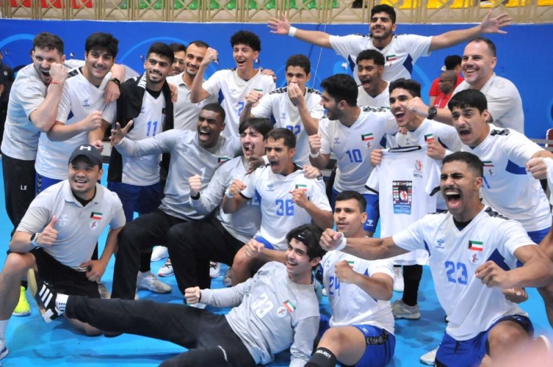 لاعبو منتخب الكويت بعد الفوز على الصين