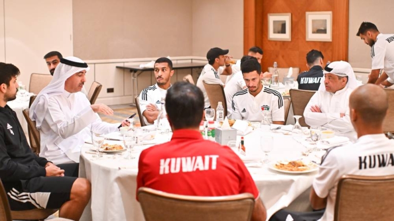 السفير المري مع اللاعبين