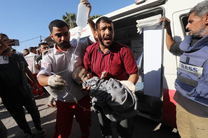 فلسطيني ينقل طفلة إلى المستشفى بعد إصابتها في غارة إسرائيلية على غزة
