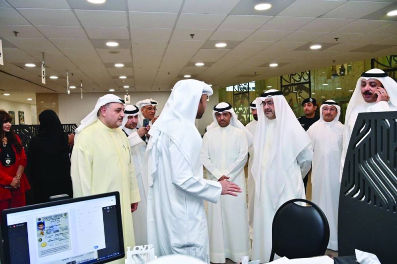  المحافظ يتحدث مع عدد من المراجعين في المنطقة التعليمية