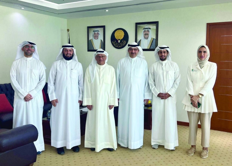 الوزير الجلال متوسطاً ممثلي جمعية هيئة التدريس بجامعة الكويت