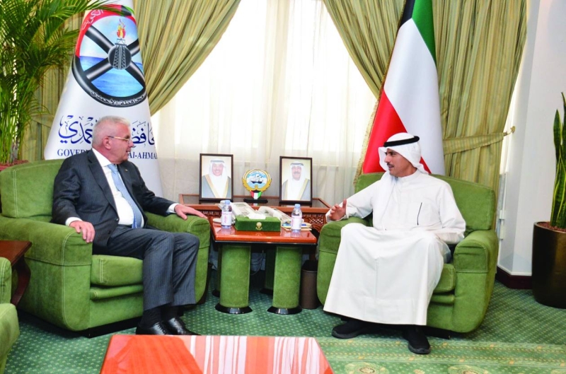 محافظ الأحمدي مستقبلاً السفير رامي طهبوب