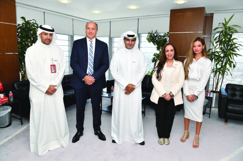 البابطين يتوسط مسؤولين من الشركتين في لقطة جماعية 