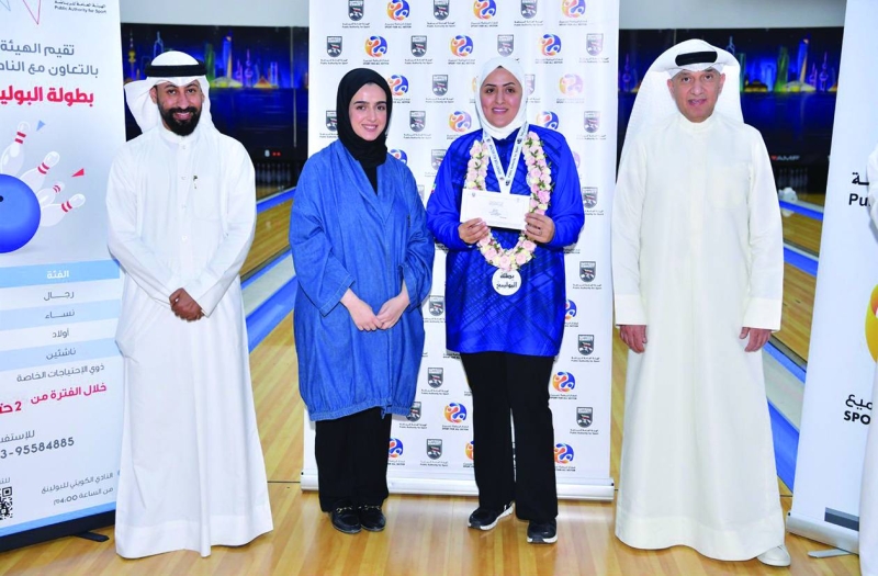 حامد الهزيم يُكرّم المشاركين في البولينغ