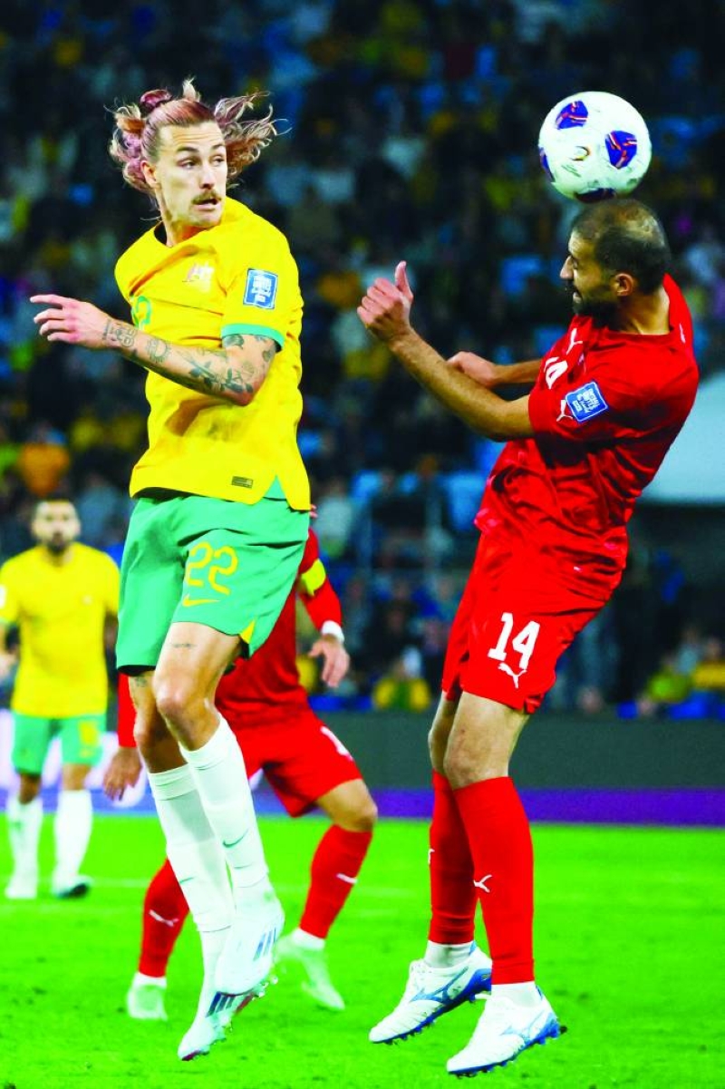 


البحريني علي حرم يُسدّد الكرة برأسه أمام الأسترالي جاكسون إيرفين 