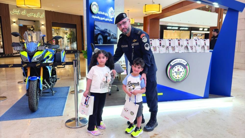 


«أمني» مع طفلين زارا المعرض	(تصوير أسعد عبدالله) 