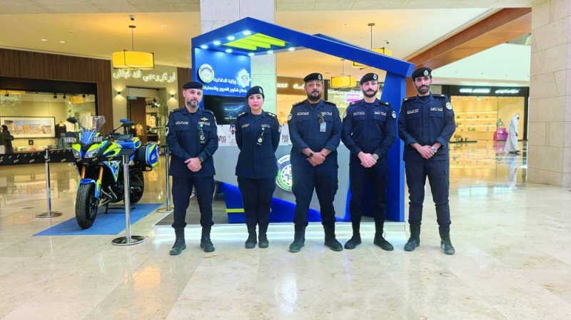 العقيد العيسى مُتوسّطاً عدداً من العسكريين خلال المعرض