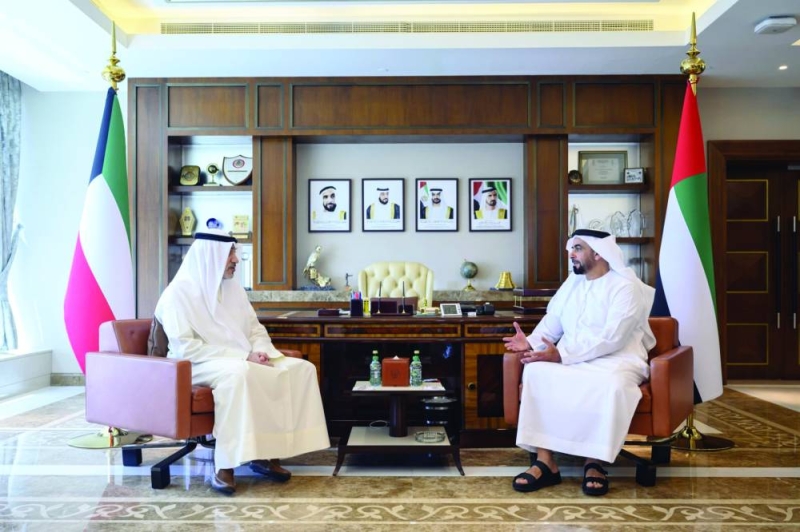 


اليوسف خلال لقائه مع سيف بن زايد 