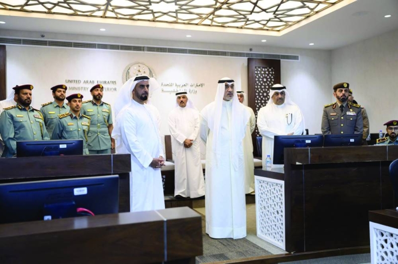 


النائب الأول خلال جولة في مقر وزارة الداخلية الإماراتية 