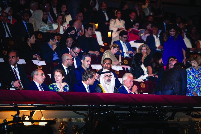 


جراح الجابر مع كبار الشخصيات والمسؤولين خلال الحفل في لندن 