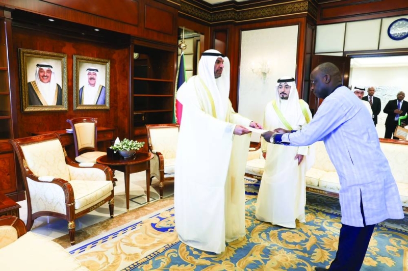  تسلّم نسخة من أوراق سفير بوركينا فاسو