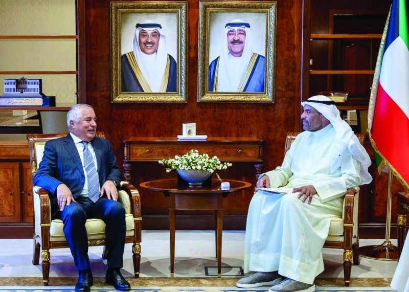 


اليحيا خلال استقباله زبيدوف 